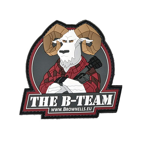 Vis din styrke med Brownells Patch - The B-Team! Denne tøffe patchen med en selvsikker geit i rød lumberjack-skjorte er perfekt for de som verdsetter stil og styrke.
